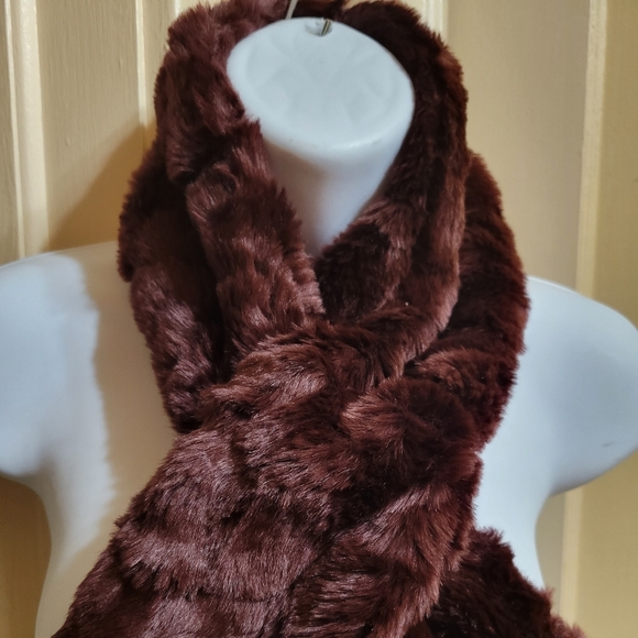 Forever 21 Faux Fur Burgundy Wine Colored Women's Scarf - Picture 4 of 6